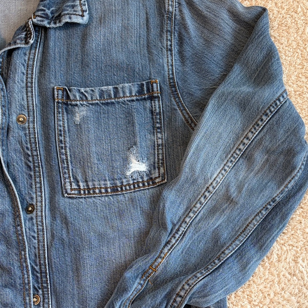 Kut from the Kloth Distressed Lightweight Llysa Jean Jacket - Picture 4 of 6